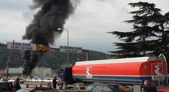 FOTO: Požar na deponiji guma u Luci Bar FOTO: Požar na deponiji guma u Luci Bar