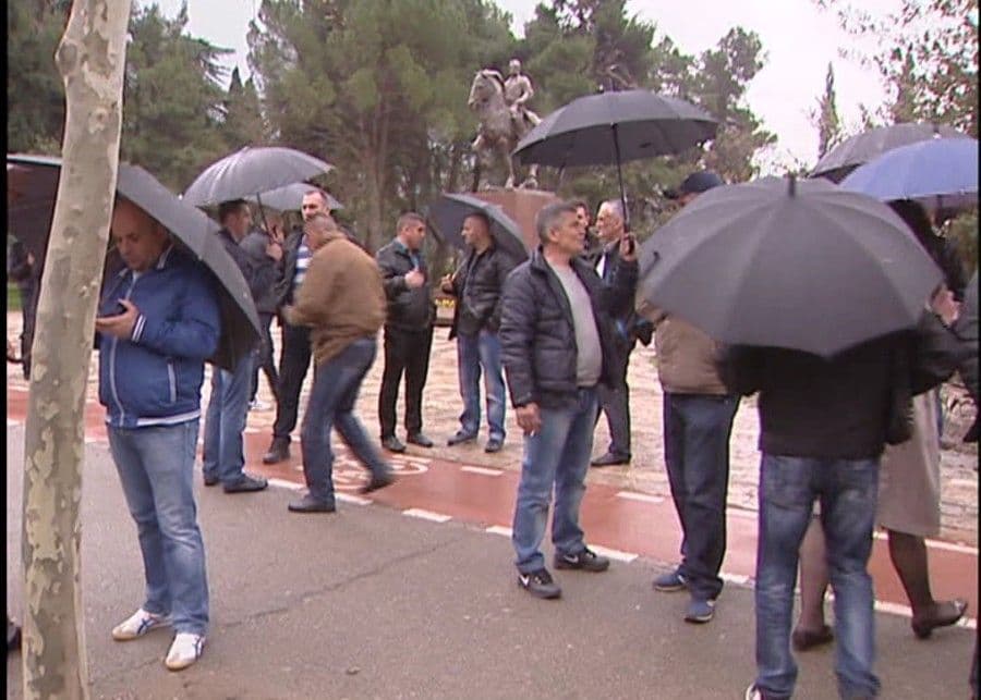 Penzionisani policajci protestuju ispred Skupštine Penzionisani policajci protestuju ispred Skupštine