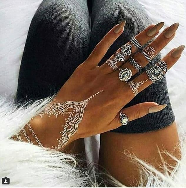 (FOTO) Dašak istoka: Nesvakidašnje tetovaže od kane (FOTO) Dašak istoka: Nesvakidašnje tetovaže od kane