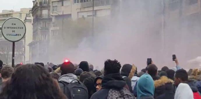 Haos u Parizu: Protest đaka, dimne bombe... (VIDEO) Haos u Parizu: Protest đaka, dimne bombe... (VIDEO)