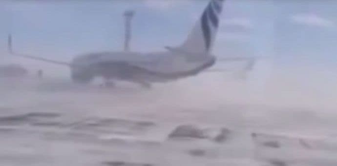 Vjetar oduvao avion sa piste (VIDEO) Vjetar oduvao avion sa piste (VIDEO)