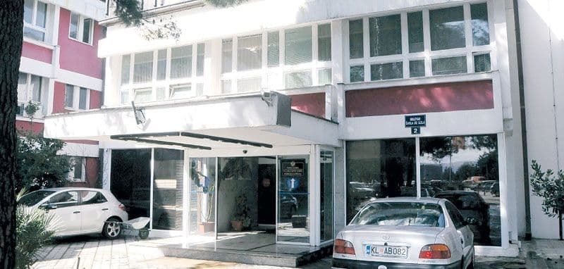 Poreska uprava prijavila 803 poslodavca da na „crno“ angažuju strance Poreska uprava prijavila 803 poslodavca da na „crno“ angažuju strance