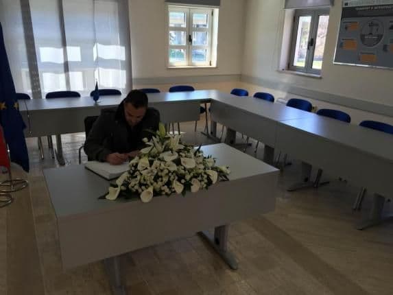 Mladi SDP-a se upisali u knjigu žalosti povodom napada u Briselu Mladi SDP-a se upisali u knjigu žalosti povodom napada u Briselu