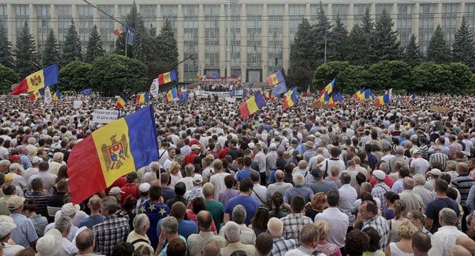 Hiljade Moldavaca marširalo za ujedinjenje sa Rumunijom Hiljade Moldavaca marširalo za ujedinjenje sa Rumunijom