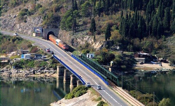 Na obali Skadarskog jezera blizu šina: Pronađena ogromna količina eksploziva i oružja Na obali Skadarskog jezera blizu šina: Pronađena ogromna količina eksploziva i oružja