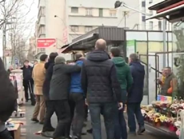 Srbija: Demokratska stranka objavila snimak napada na njene funkcionere (VIDEO) Srbija: Demokratska stranka objavila snimak napada na njene funkcionere (VIDEO)