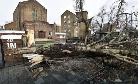 OLUJA DIVLJA ENGLESKOM: Otkazani letovi, 2.000 domaćinstava bez struje OLUJA DIVLJA ENGLESKOM: Otkazani letovi, 2.000 domaćinstava bez struje