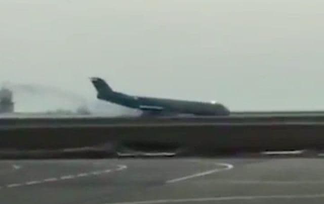 Drama na aerodromu: Točkovi zakazali, avion klizao po pisti Drama na aerodromu: Točkovi zakazali, avion klizao po pisti