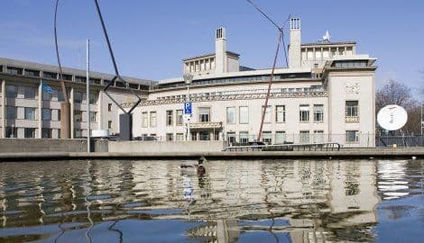 Muškarac sa zastavom Srbije provocirao okupljene ispred Suda u Hagu (VIDEO) Muškarac sa zastavom Srbije provocirao okupljene ispred Suda u Hagu (VIDEO)