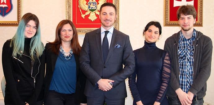 Bogdanović sa cetinjskim gimnazijalcima - učesnicima Evropske omladinske debate Bogdanović sa cetinjskim gimnazijalcima - učesnicima Evropske omladinske debate