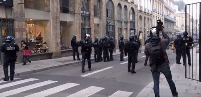 Haos na protestima u Parizu, 130 uhapšeno (VIDEO) Haos na protestima u Parizu, 130 uhapšeno (VIDEO)
