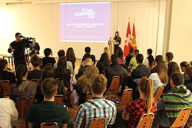 Na Cetinju održana tribina: Gradonačelnik prepustio riječ mladima Na Cetinju održana tribina: Gradonačelnik prepustio riječ mladima