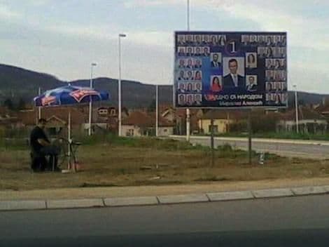 NOVO ZANIMANJE Čuvari bilborda u predizbornom periodu NOVO ZANIMANJE Čuvari bilborda u predizbornom periodu