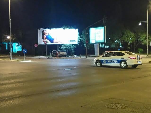 Sudar kod stare Vlade, zakucao se vozilom u bilbord Sudar kod stare Vlade, zakucao se vozilom u bilbord