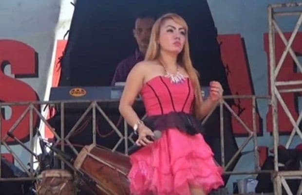 Pop zvijezdu usred nastupa ujela zmija, pjevala je još 45 minuta i preminula (VIDEO) Pop zvijezdu usred nastupa ujela zmija, pjevala je još 45 minuta i preminula (VIDEO)