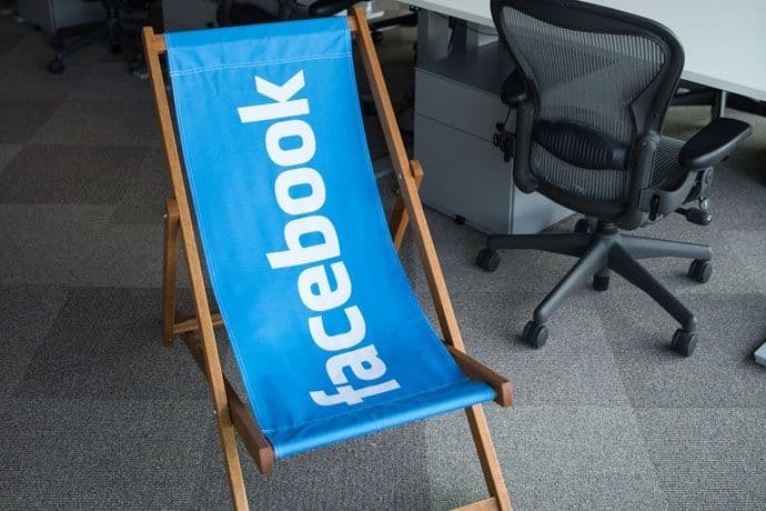 Fejsbuk nas čini depresivnim jer poredimo svoj život sa tuđim Fejsbuk nas čini depresivnim jer poredimo svoj život sa tuđim