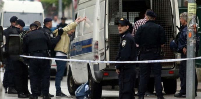 ZAGREB: Delije zaustavile voz, policija ih jurila po kafićima i pečenjarama ZAGREB: Delije zaustavile voz, policija ih jurila po kafićima i pečenjarama