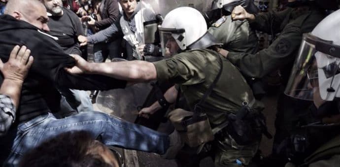 Sukob demonstranata i policije zbog prodaje luke Pirej Kinezima Sukob demonstranata i policije zbog prodaje luke Pirej Kinezima