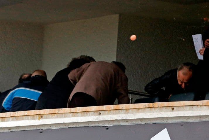 FOTO: “Grobari” jajima gađali čelnike Partizana FOTO: “Grobari” jajima gađali čelnike Partizana