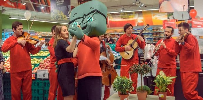 VIDEO: Muzičari iznenadili kupce u IDEA Super marketu VIDEO: Muzičari iznenadili kupce u IDEA Super marketu