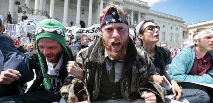 Uhapšeno 400 ljudi na protestu ispred Kapitola Uhapšeno 400 ljudi na protestu ispred Kapitola