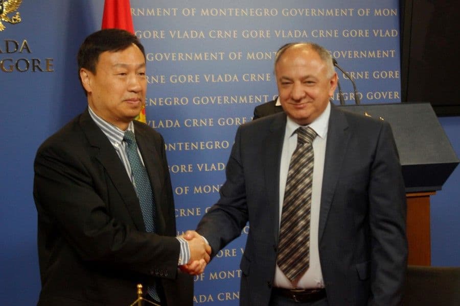 Kina donirala 12 ambulantnih kola Kina donirala 12 ambulantnih kola