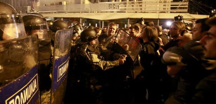 Makedonija ključa, demolirana kancelarija Ivanova (VIDEO) Makedonija ključa, demolirana kancelarija Ivanova (VIDEO)