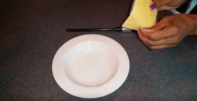 Nikada, ali nikada nemojte jesti ovu namirnicu: Mnogi je daju i djeci (VIDEO) Nikada, ali nikada nemojte jesti ovu namirnicu: Mnogi je daju i djeci (VIDEO)