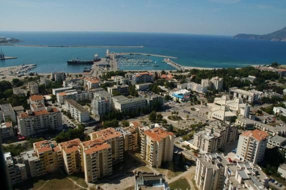 Masovna tuča u Ulici Jovana Tomaševića, povrijeđena najmanje jedna osoba Masovna tuča u Ulici Jovana Tomaševića, povrijeđena najmanje jedna osoba