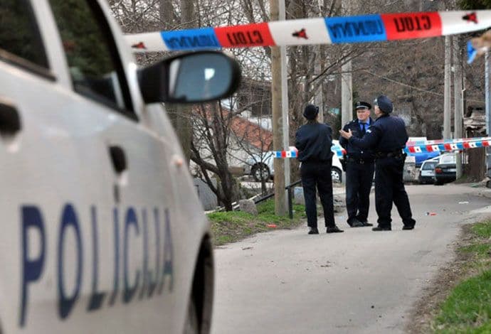 Prvo pregazio kolima, pa nožem izbo bivšu suprugu Prvo pregazio kolima, pa nožem izbo bivšu suprugu