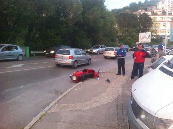Saobraćajna nesreća kod semafora, motociklista teže povrijeđen Saobraćajna nesreća kod semafora, motociklista teže povrijeđen