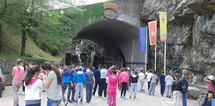 Osnovci iz Nikšića posjetili Plantaže Osnovci iz Nikšića posjetili Plantaže