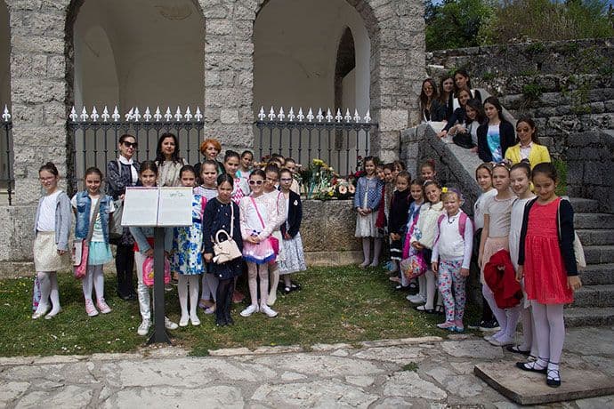 Učenice baletske škole se poklonile sjenima princeze Ksenije Petrović Učenice baletske škole se poklonile sjenima princeze Ksenije Petrović