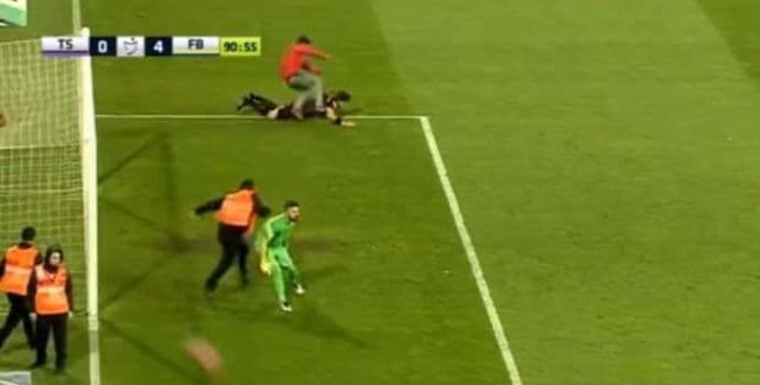 VIDEO: Navijač brutalno šutirao sudiju na terenu! VIDEO: Navijač brutalno šutirao sudiju na terenu!