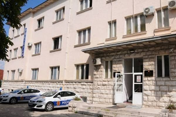 Policija uhapsila grupu maloljetnika, osumnjičeni za seriju krađa Policija uhapsila grupu maloljetnika, osumnjičeni za seriju krađa