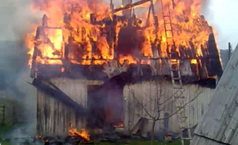 U požaru izgorjela kuća Draga Rončevića (VIDEO) U požaru izgorjela kuća Draga Rončevića (VIDEO)