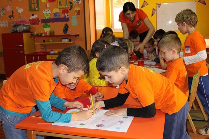 Akcija " Djeca djeci u izradi materijala za igru i učenje" Akcija " Djeca djeci u izradi materijala za igru i učenje"