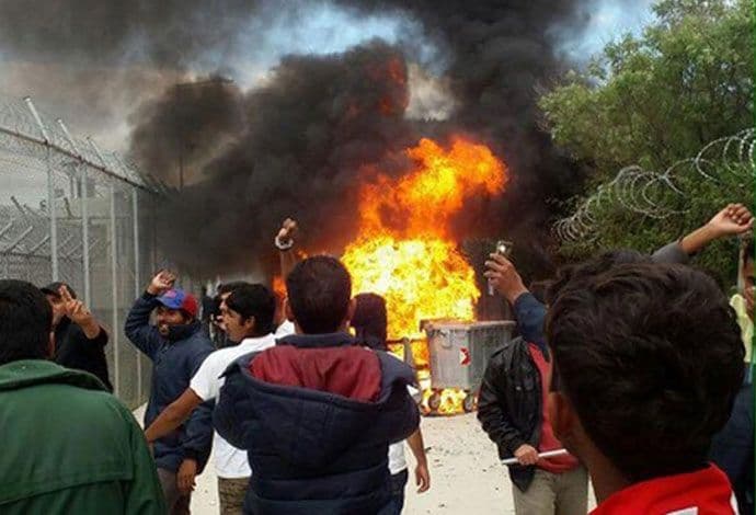 Lezbos: Sukob policije i migranata, zapaljeni kontejneri Lezbos: Sukob policije i migranata, zapaljeni kontejneri