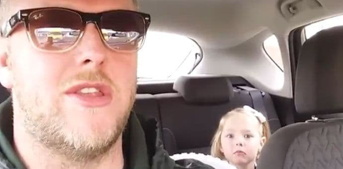 Razgovor ćerke i oca nasmijao internet do suza: "Ma, kakav dečko, ti ideš u manastir" (VIDEO) Razgovor ćerke i oca nasmijao internet do suza: "Ma, kakav dečko, ti ideš u manastir" (VIDEO)