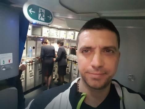 DRAMA NA NEBU: Aleksandar B. obuzdao agresivnog putnika, avion prinudno sletio DRAMA NA NEBU: Aleksandar B. obuzdao agresivnog putnika, avion prinudno sletio