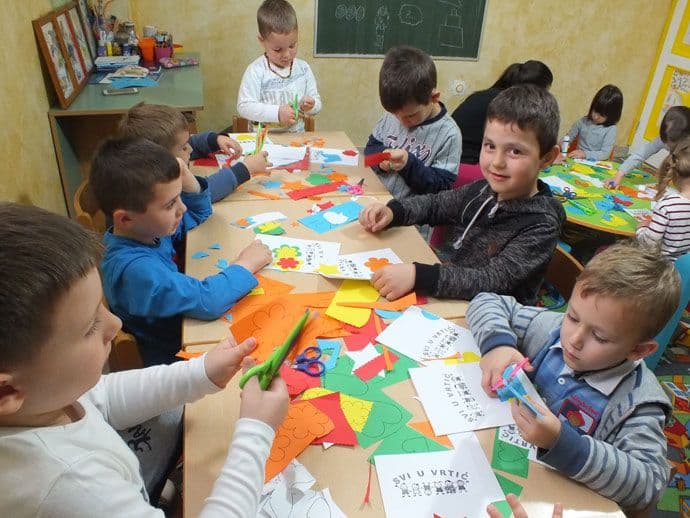 Akcija ”Djeca djeci u izradi materijala za igru i učenje” Akcija ”Djeca djeci u izradi materijala za igru i učenje”