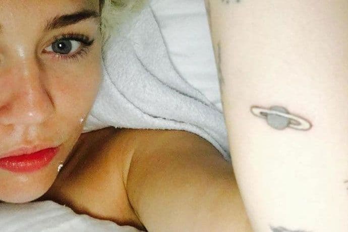 Majli Sajrus slabo idu te planete: Istetovirana zabluda Majli Sajrus slabo idu te planete: Istetovirana zabluda