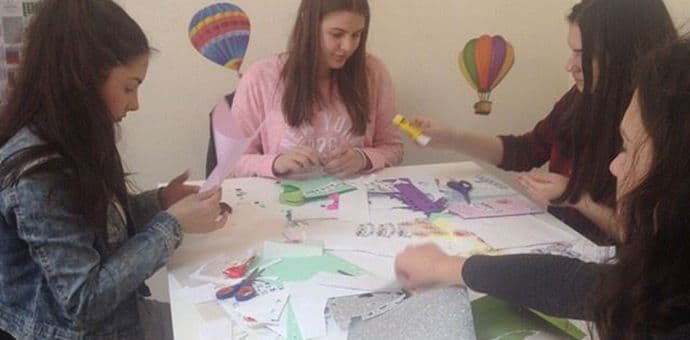 Srednjoškolci-volonteri pridružili se akciji "Djeca djeci" Srednjoškolci-volonteri pridružili se akciji "Djeca djeci"