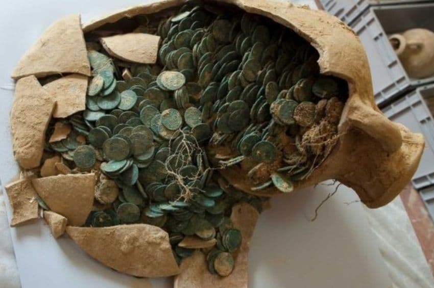 Španski građevinski radnici iskopali 600 kilograma starog rimskog novca Španski građevinski radnici iskopali 600 kilograma starog rimskog novca