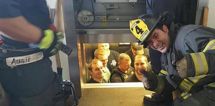 Što se desi kada se 12 policajaca zaglavi u liftu Što se desi kada se 12 policajaca zaglavi u liftu