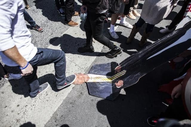 JAJIMA NA POLICIJU: Opet burno oko Trampa JAJIMA NA POLICIJU: Opet burno oko Trampa