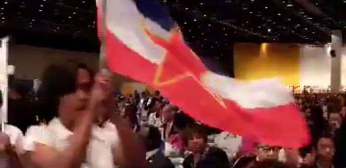 Na mitingu Klintonove u Detroitu vijorila se zastava Jugoslavije Na mitingu Klintonove u Detroitu vijorila se zastava Jugoslavije