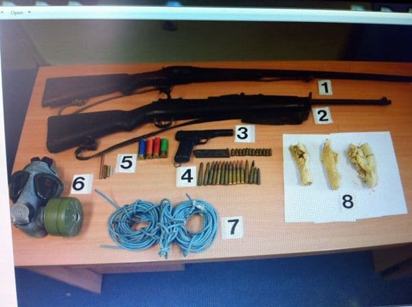Policija pretresla kuću Damjanovića i oduzela arsenal oružja Policija pretresla kuću Damjanovića i oduzela arsenal oružja