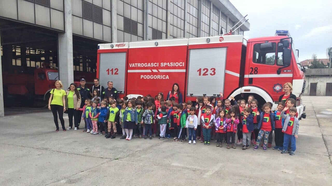 Djeca posjetila vatrogasce Djeca posjetila vatrogasce