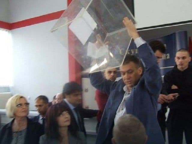 Odbornici SNS napravili haos u Šapcu Odbornici SNS napravili haos u Šapcu